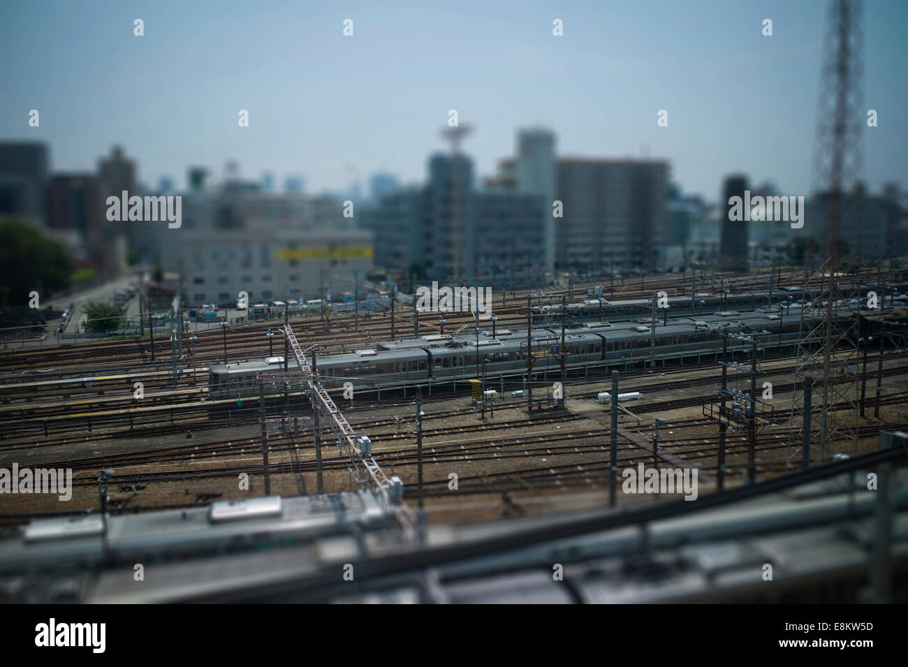 Tilt Shift image della principale linea ferroviaria ad Osaka, Giappone. Foto Stock