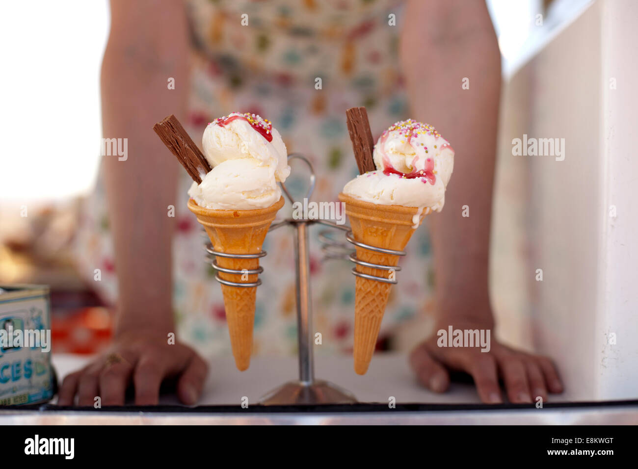 Kate Drummond con la sua annata ice cream van a Morecambe . Foto Stock