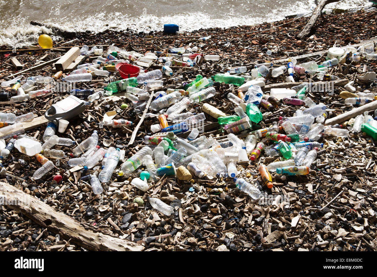 L'inquinamento del fiume REGNO UNITO: la bassa marea rivela lavato fino plastica dei rifiuti Rifiuti Rifiuti sul Fiume Tamigi foreshore, Londra, Regno Unito. Inquinamento di plastica. Foto Stock