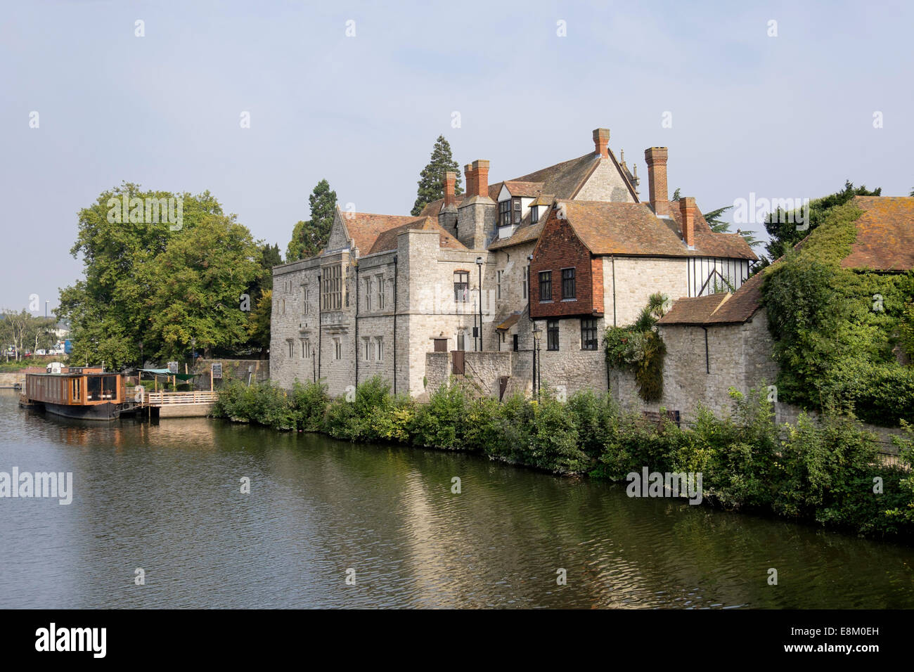 Il XIV e il XVI secolo Palazzo Arcivescovile accanto al fiume Medway nelle contee del Sud città di Maidstone Kent England Regno Unito Gran Bretagna Foto Stock
