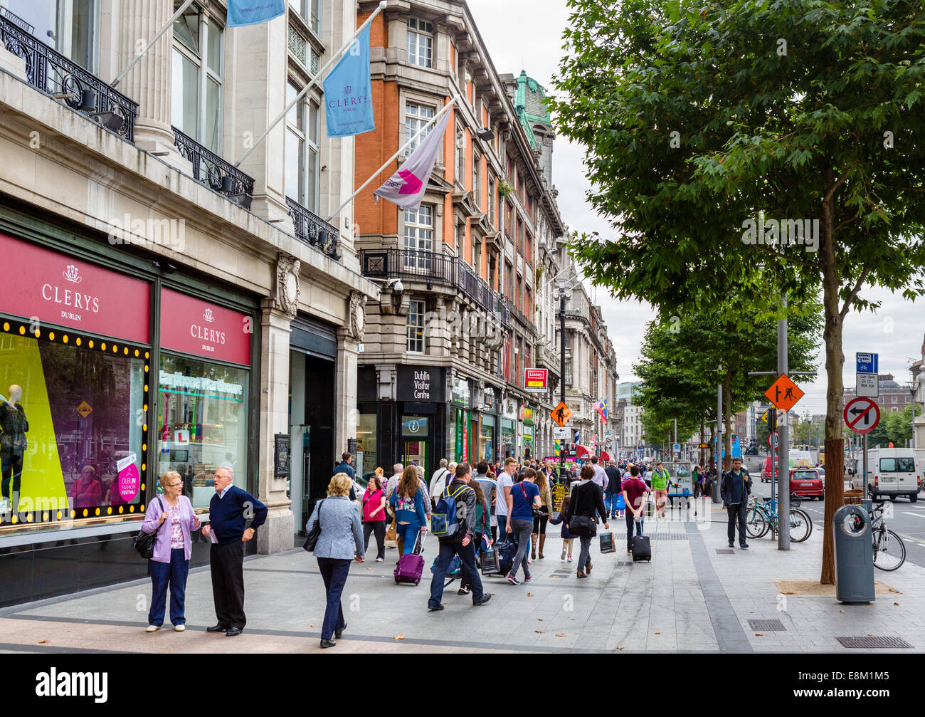 Negozi di O'Connell Street nel centro della città, a Dublino Repubblica di Irlanda Foto Stock