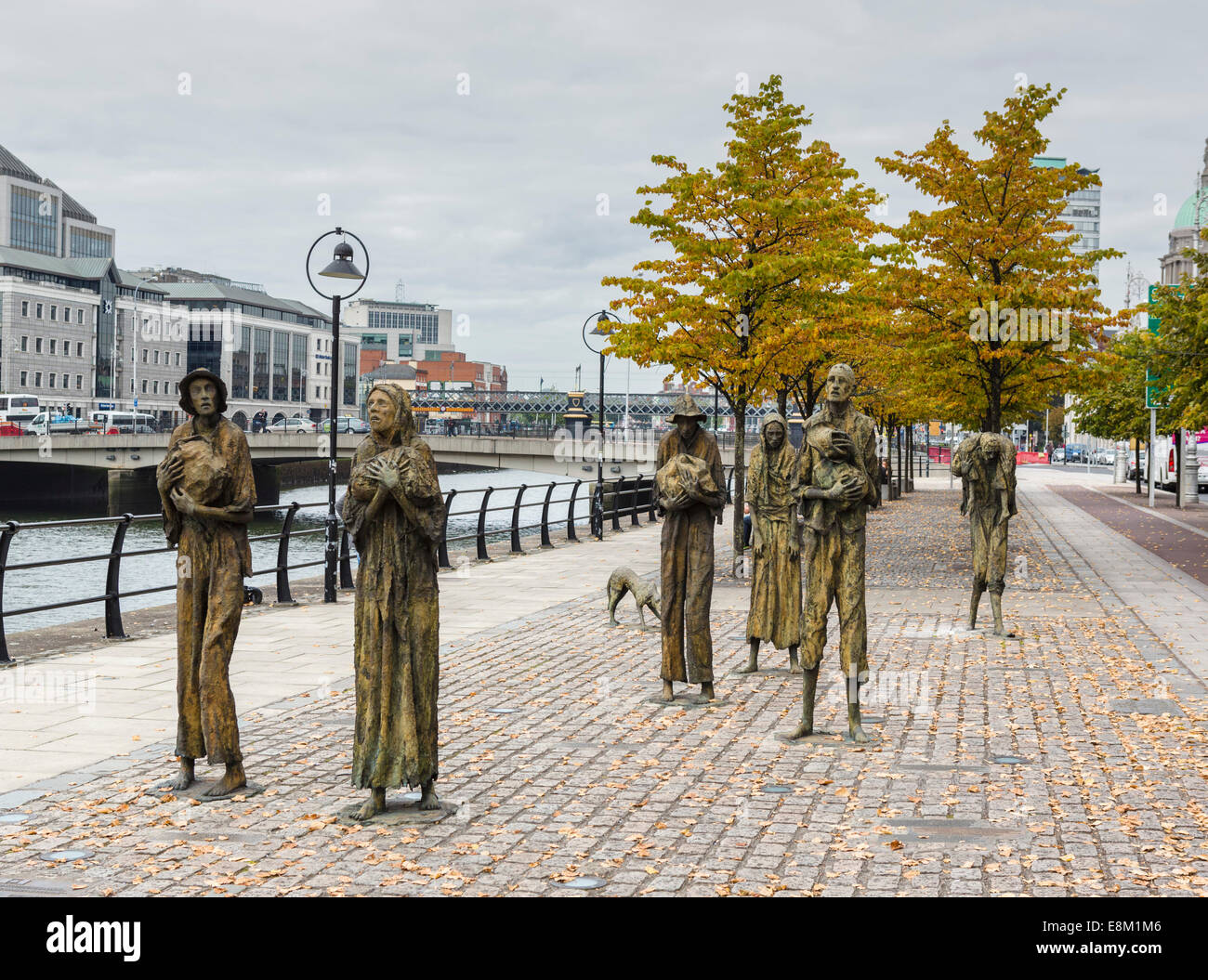 Rowan Gillespie la carestia Memorial su Custom House Quay, Dublin City, Repubblica di Irlanda Foto Stock