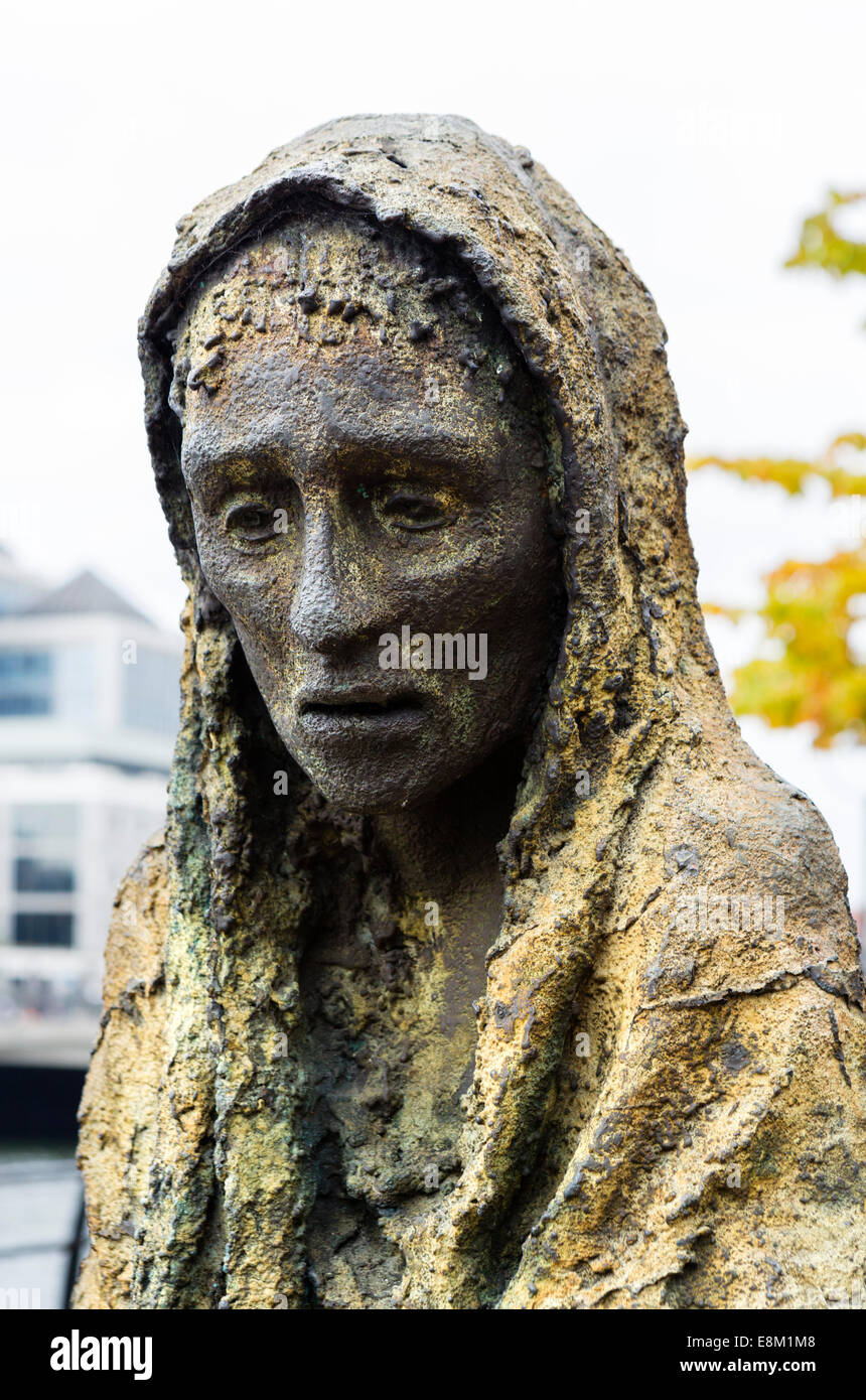 Dettaglio di una figura in Rowan Gillespie la carestia Memorial su Custom House Quay, Dublin City, Repubblica di Irlanda Foto Stock