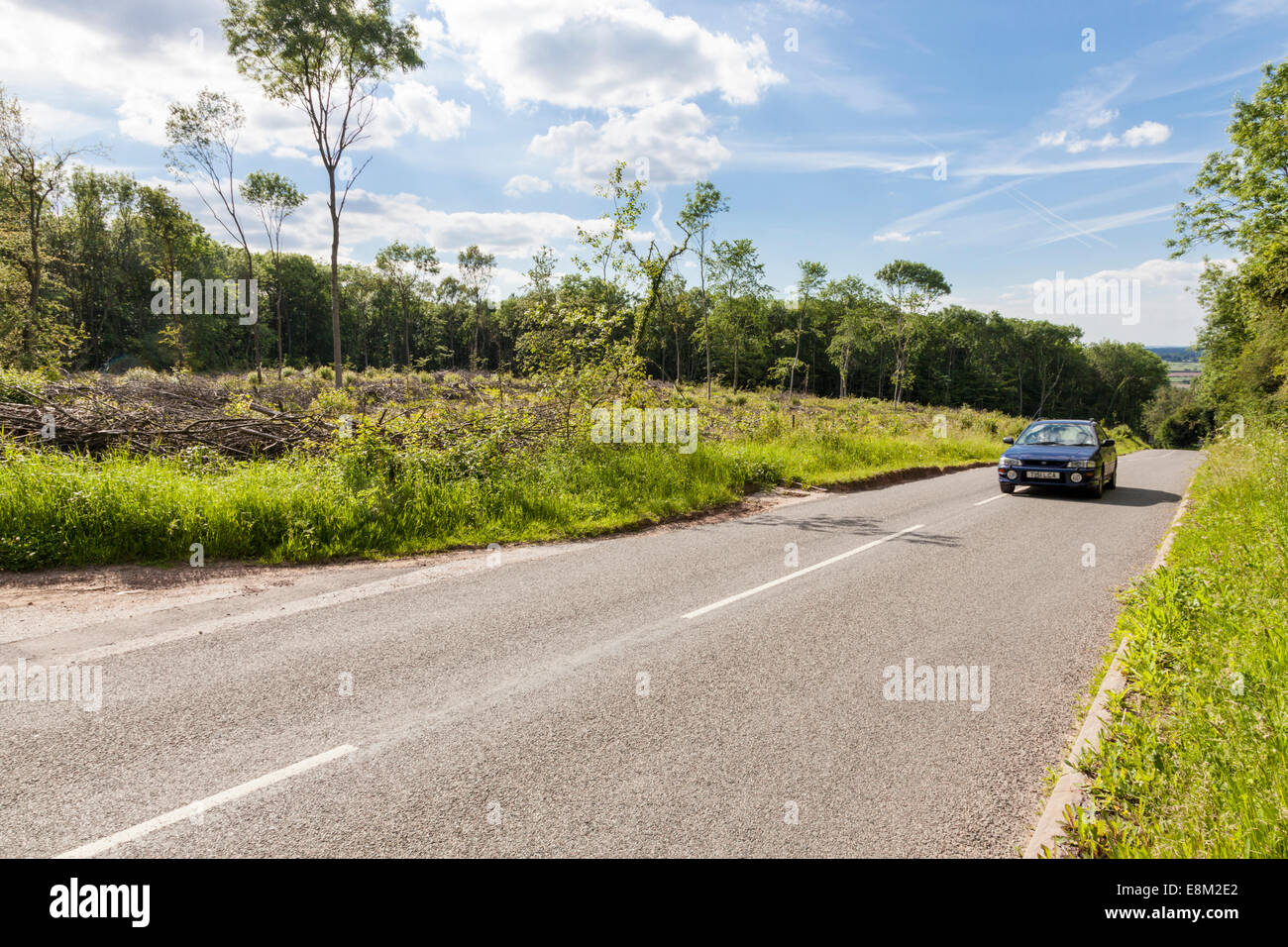 Automobile che viaggia su una salita con una strada di campagna in estate, Nottinghamshire, England, Regno Unito Foto Stock