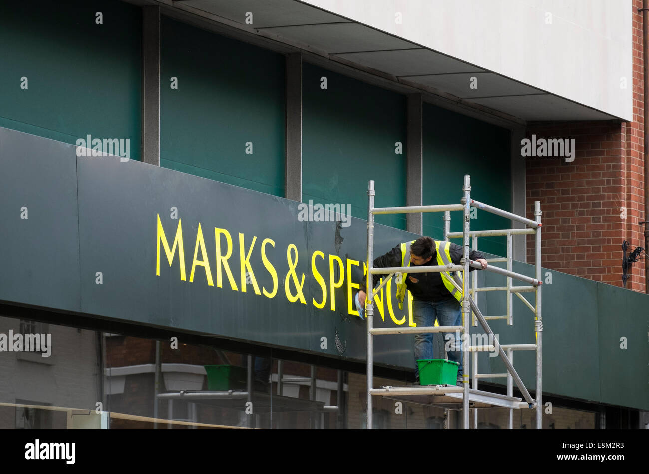 Pulizia del lavoratore Marks & Spencer insegna a Shrewsbury Shropshire England Regno Unito Foto Stock