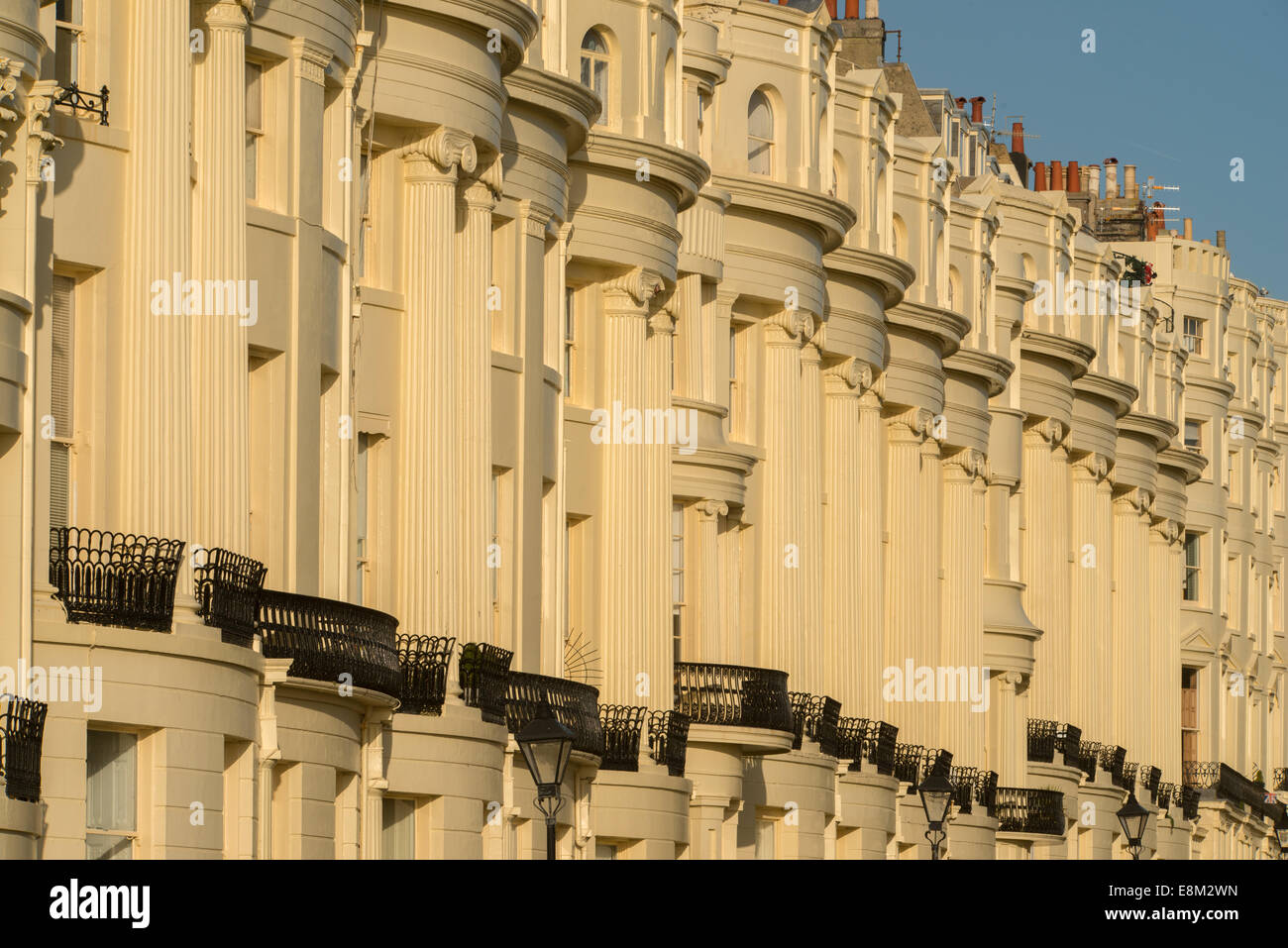 Architettura Regency sul lungomare di Brighton. Foto Stock