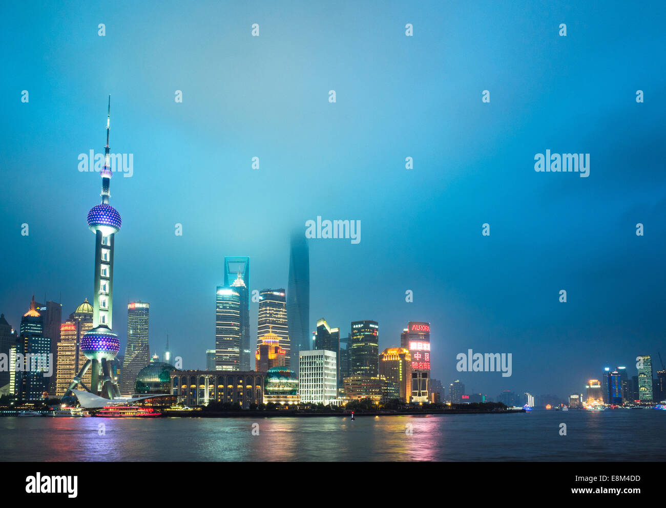 Skyline di Shanghai Il Bund di notte, punto di riferimento della Cina. Foto Stock