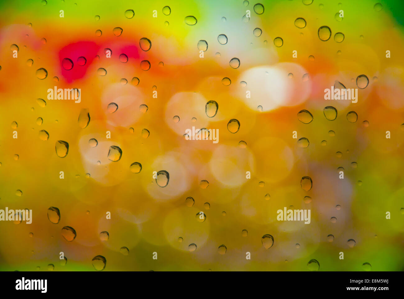 Goccia di acqua con lo sfocamento del multi colore di sfondo Foto Stock