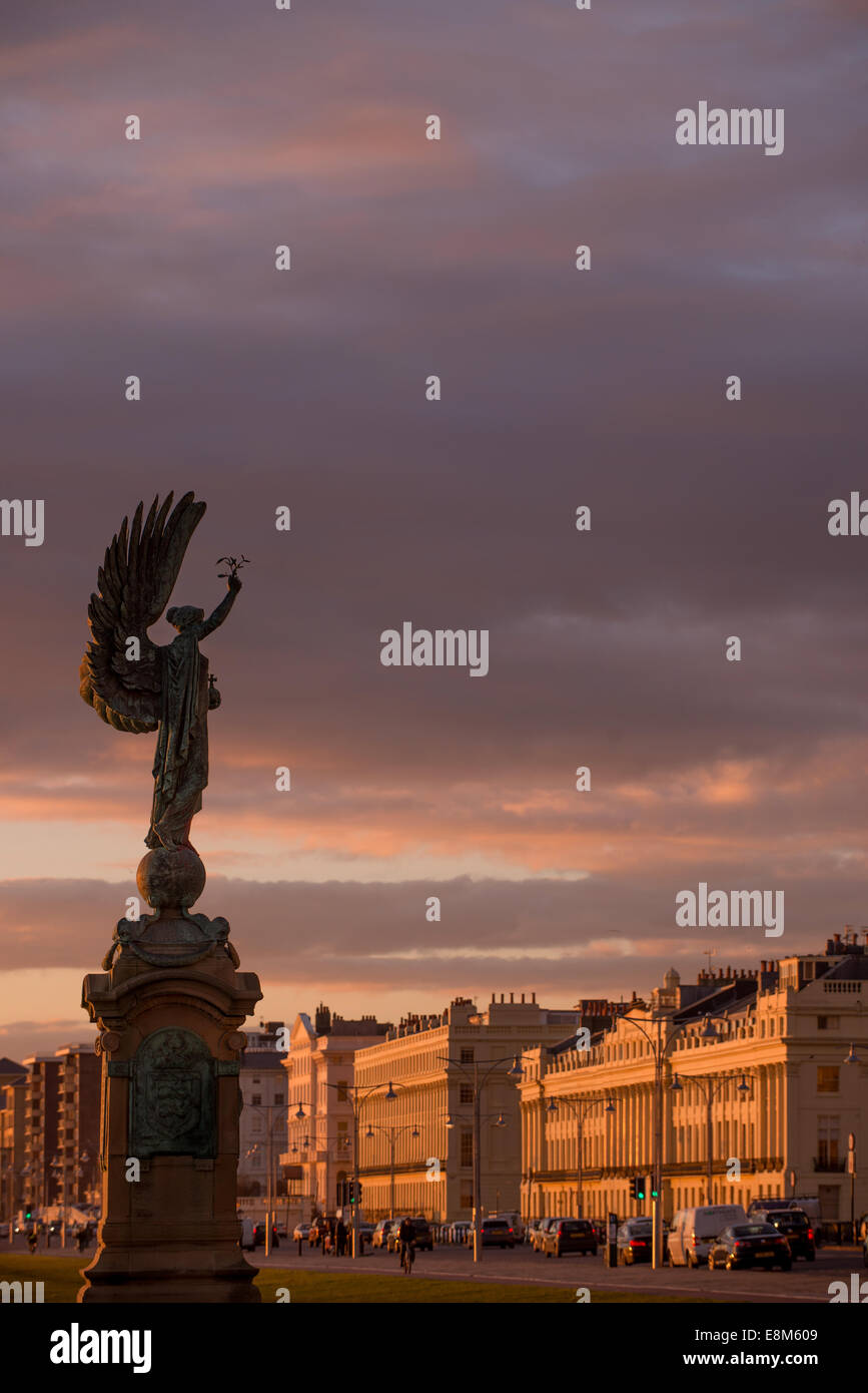 La statua della Pace, un monumento al re Edoardo VII, sotto forma di un angelo alato, sul lungomare di Brighton. Foto Stock