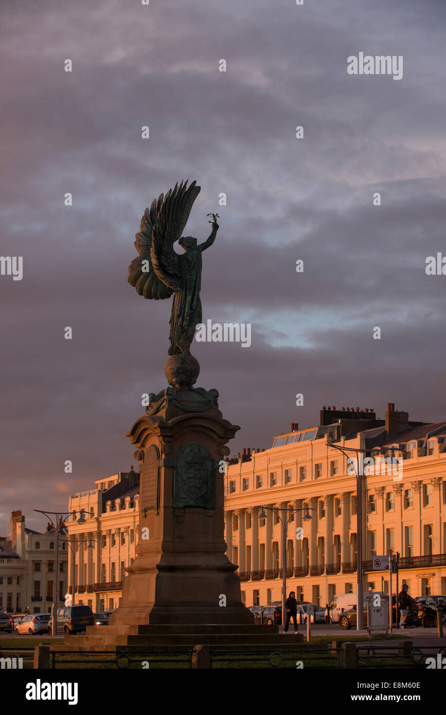 La statua della Pace, un monumento al re Edoardo VII, sotto forma di un angelo alato, sul lungomare di Brighton. Foto Stock