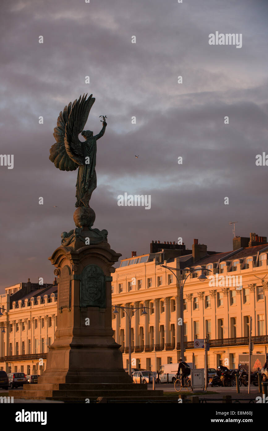La statua della Pace, un monumento al re Edoardo VII, sotto forma di un angelo alato, sul lungomare di Brighton. Foto Stock