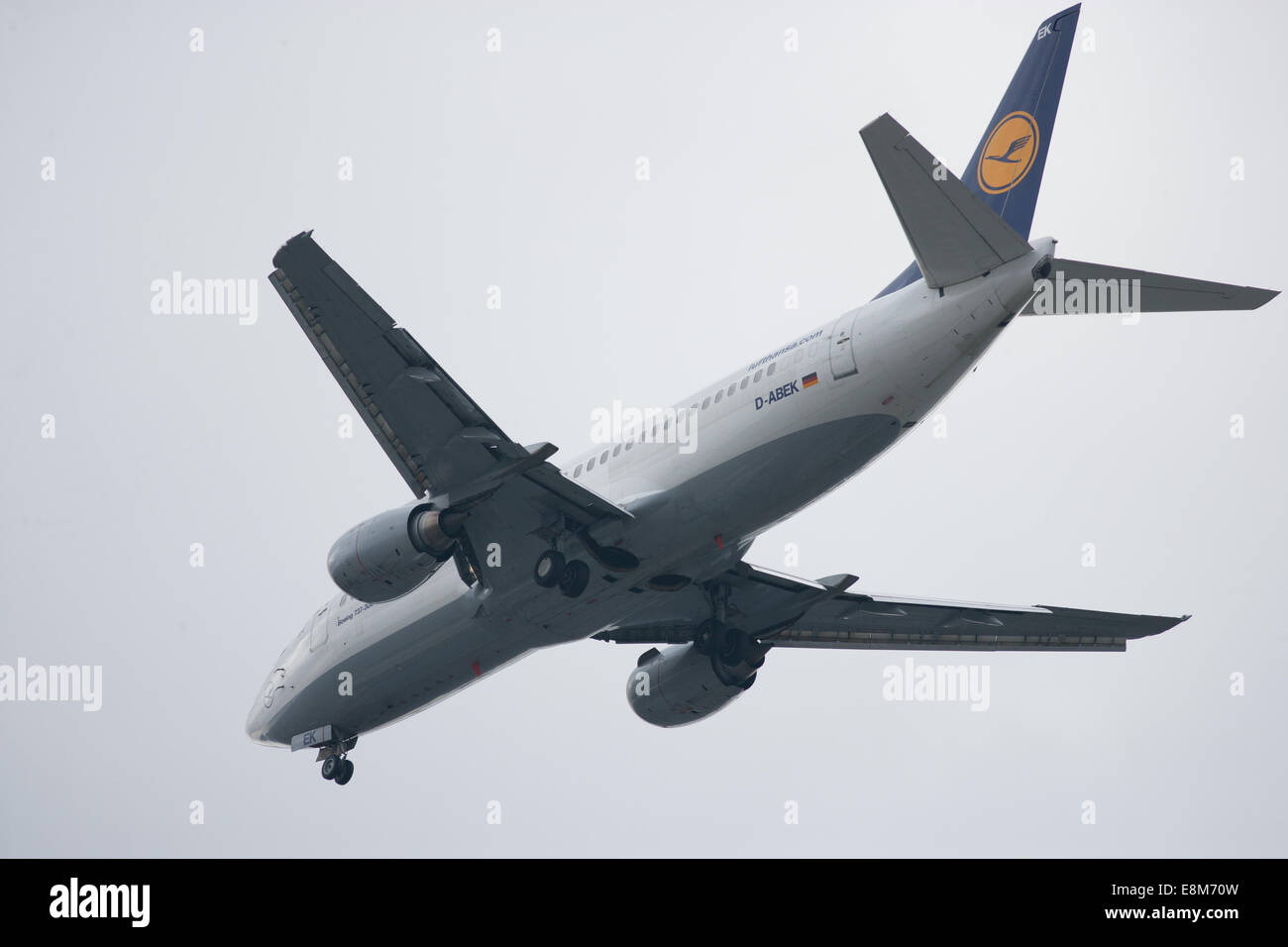 Lufthansa Boeing 737-300 sull approccio alla terra Foto Stock