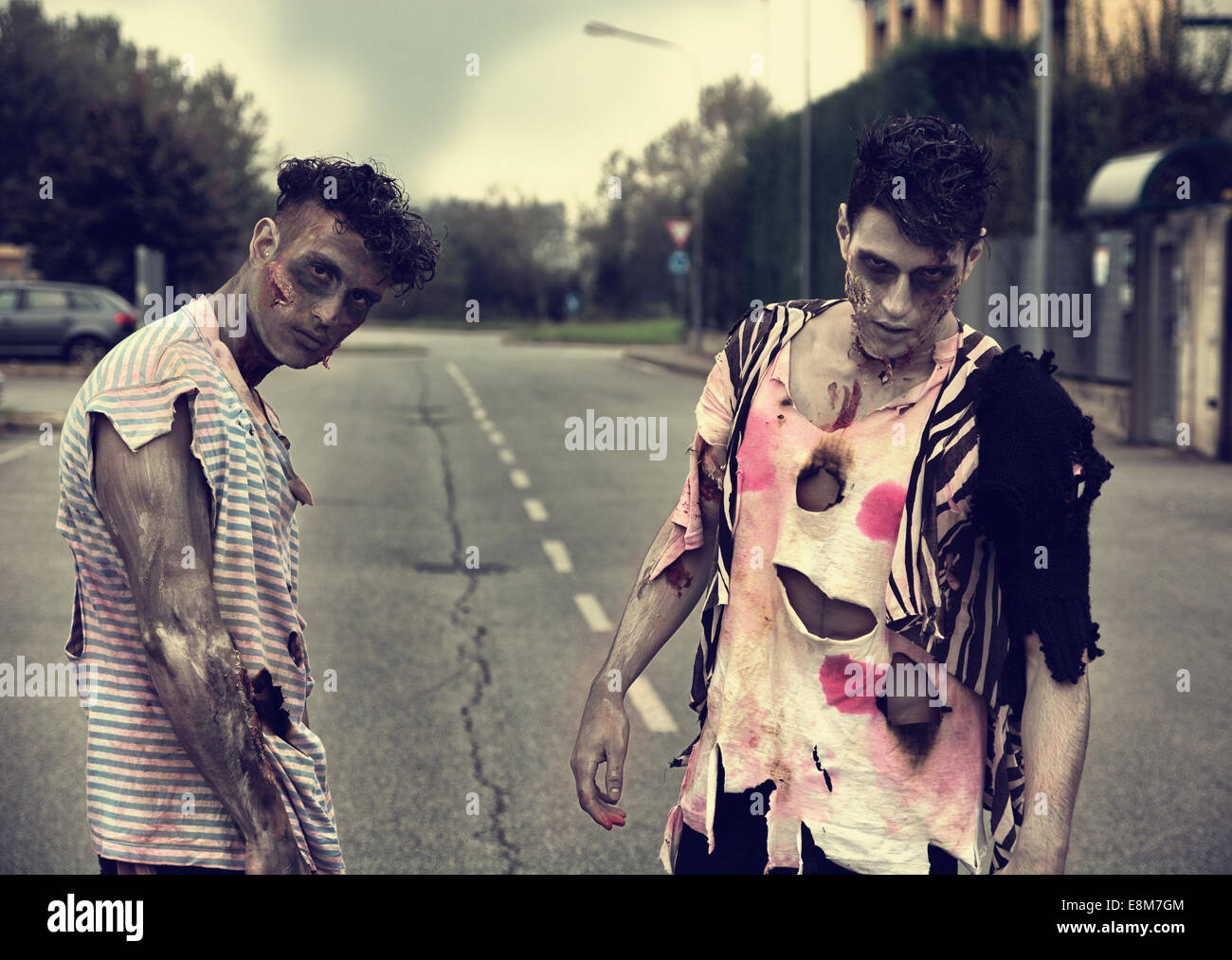 Due maschi zombie in piedi in città deserta street guardando la fotocamera Foto Stock