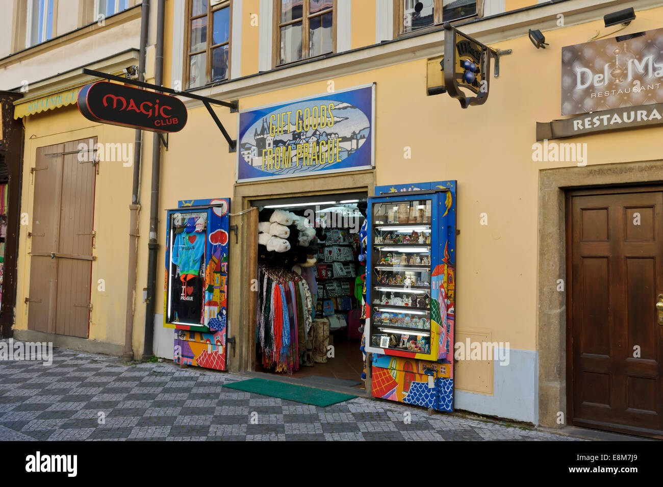 Un colorato anteriore negozio turistico nella città di Praga, Repubblica Ceca. Foto Stock