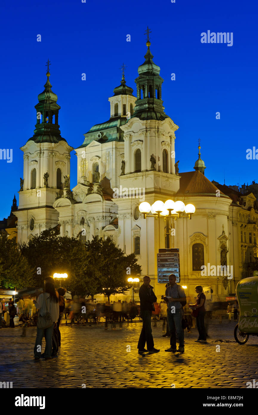 Animazione serale nella Piazza della Città Vecchia con la Chiesa di St Nicholas illuminato, Praga, Repubblica Ceca. Foto Stock