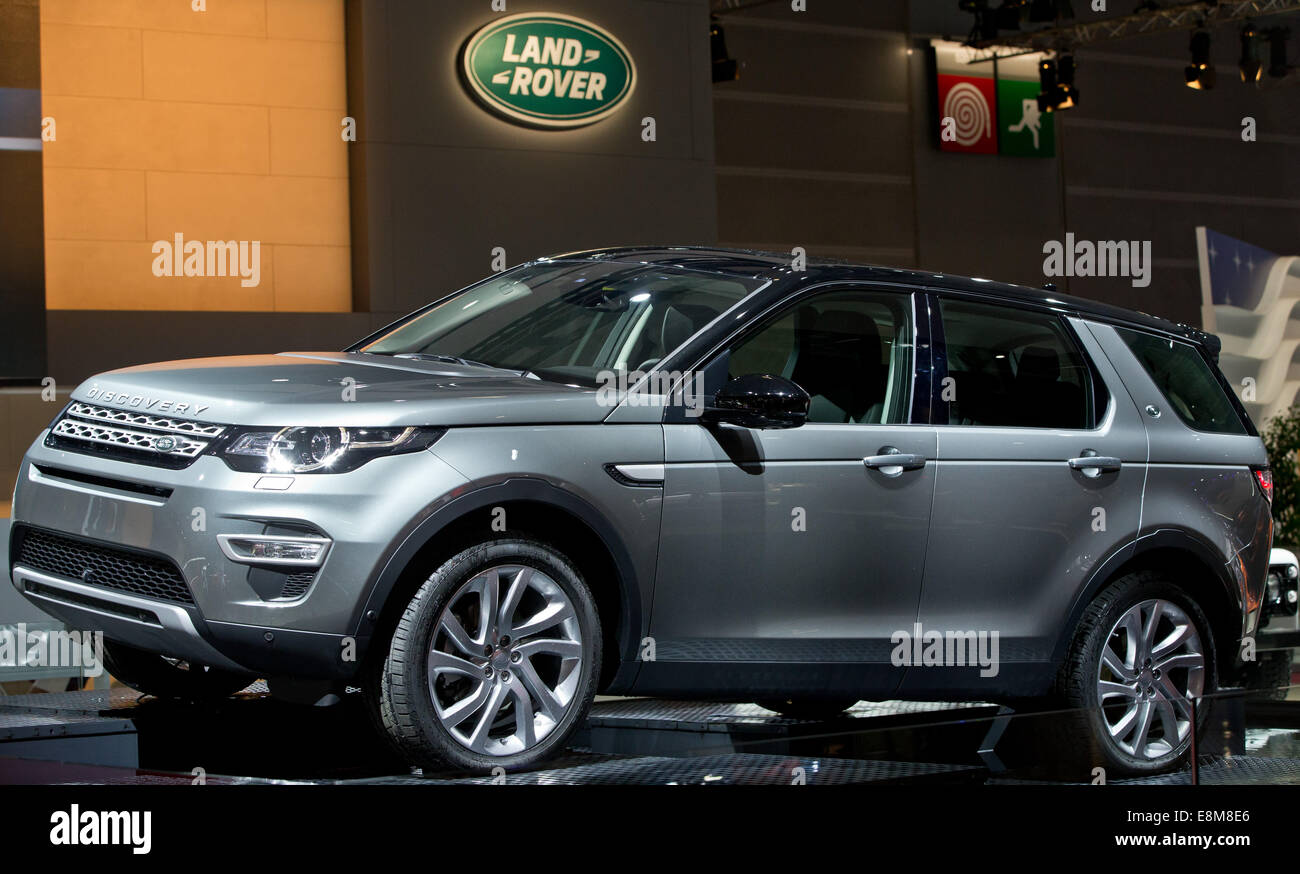 Parigi, Francia. 3° Ott, 2014. Il nuovo Land Rover Discovery è raffigurato durante la seconda giornata della stampa del Motor Show di Parigi (Mondial de l'Automobile) a Parigi, in Francia, il 3 ottobre 2014. Il Motor Show di Parigi, che ha luogo ogni anno, va dal 4 fino al 19 Ottobre. Foto: Daniel Karmann/dpa/Alamy Live News Foto Stock