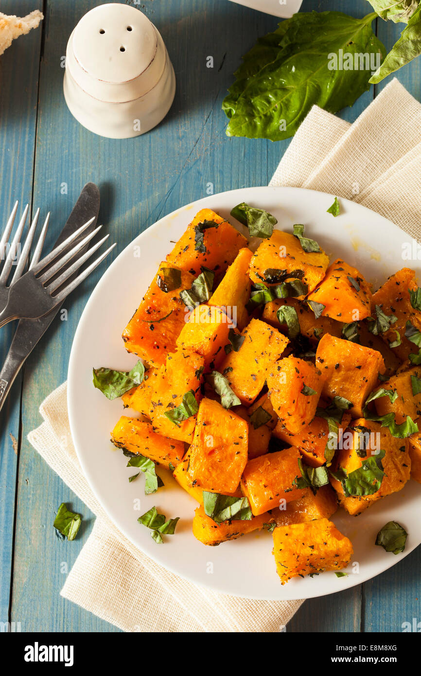 Cotta organico la zucca con erbe e spezie Foto Stock