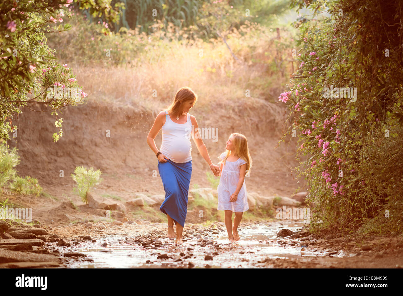 Gravidanza madre e figlia camminare insieme. Foto Stock