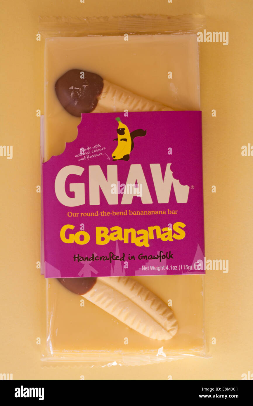 Bar di rosicchiare andare banane barra di cioccolato isolato su sfondo giallo Foto Stock