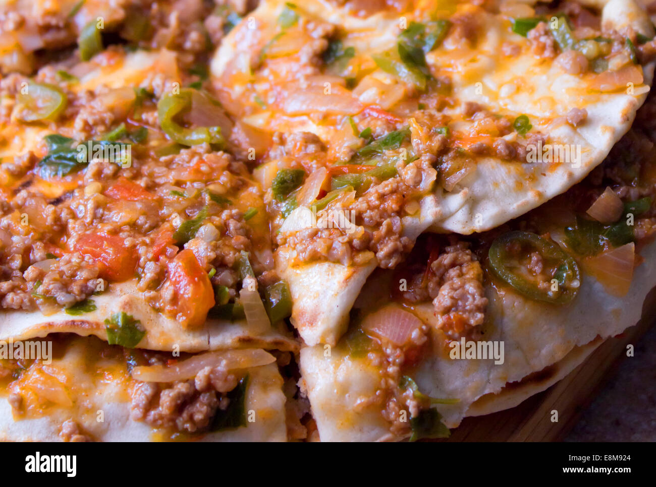 Cibo turco tradizionale ;strati di pane piatto con la Carne di Suolo e Topping vegetale che chiamato Yaðlama in Kayseri/Turchia Foto Stock