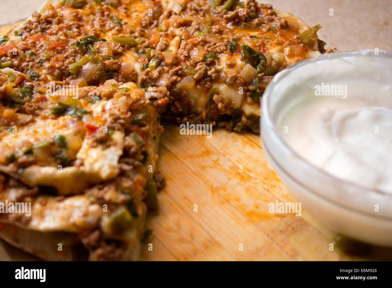 Cibo turco tradizionale ;strati di pane piatto con la Carne di Suolo e Topping vegetale che chiamato Yaðlama in Kayseri/Turchia Foto Stock