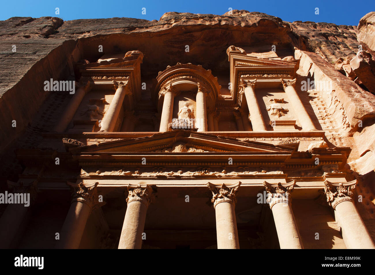 Giordania, Medio Oriente: la facciata del Tesoro (Al-Khazneh), il più famoso tempio di Nabataean archeologico città di Petra Foto Stock