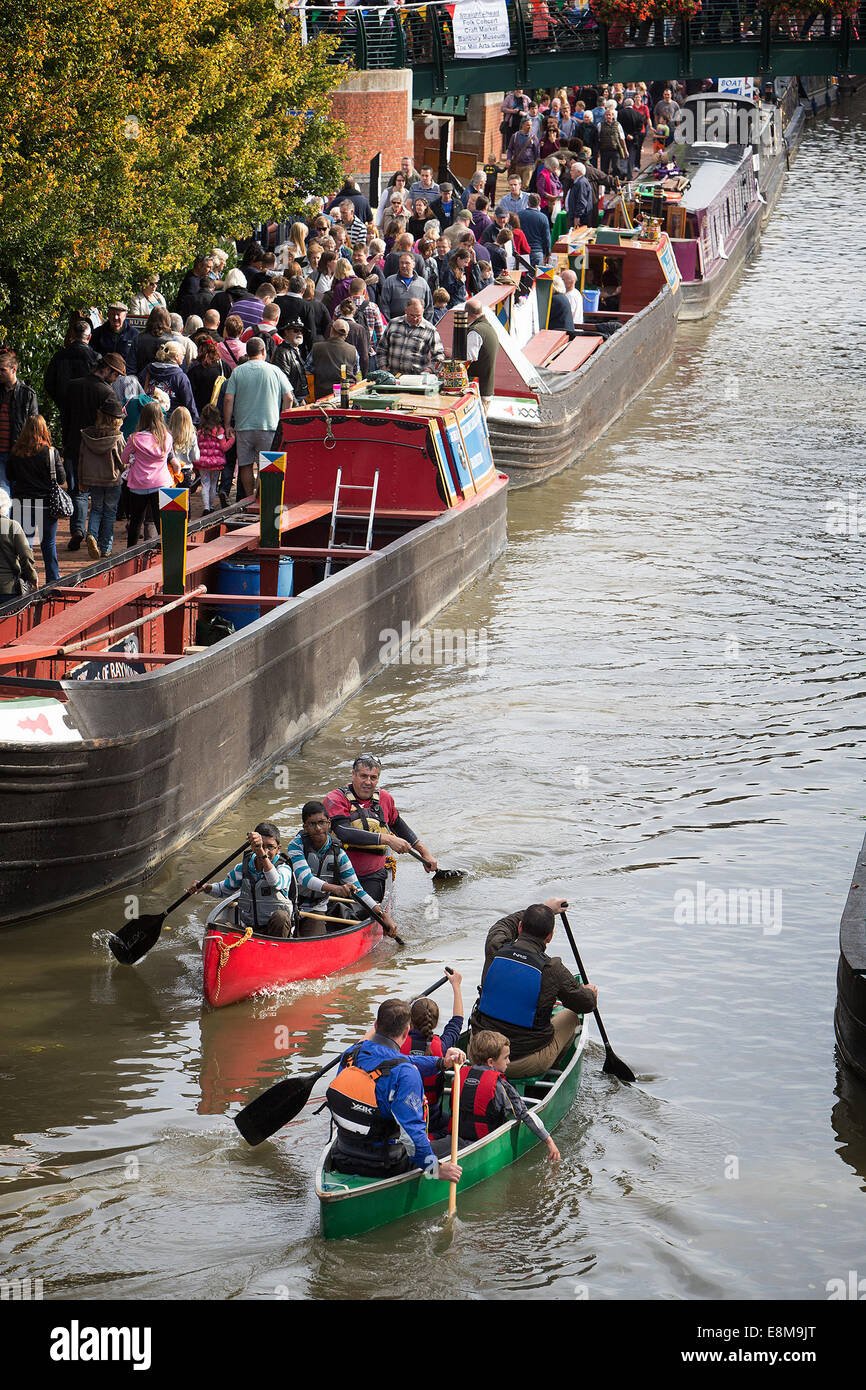 05/10/2014 BANBURY CANAL giorno canoa e la folla spinge passato ormeggiate imbarcazioni strette. Catchline: canal lunghezza di giorno: pic copia: Ben Wilkinson Pic: Damian Halliwell foto Foto Stock