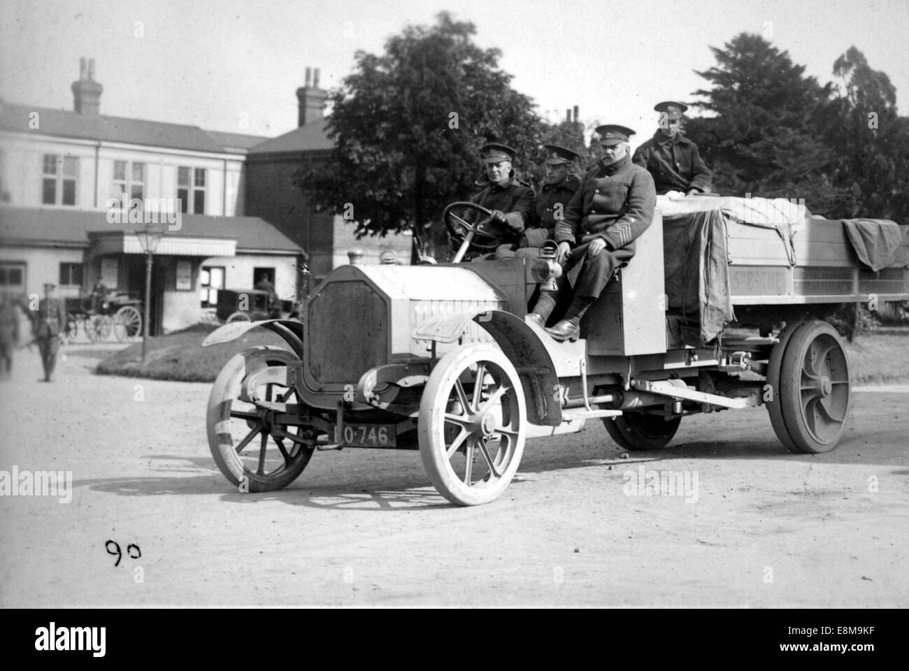 Memory lane 20.10.2014 Milnes-Daimler un autocarro utilizzato dal battaglione Didcot - stazione ferroviaria è in background (foto dal KingÕs proprio reggimento reale museo) Ciao Andy, Giovanni, mi chiedo se la foto allegata sarà di interesse, sia per la memoria Foto Stock