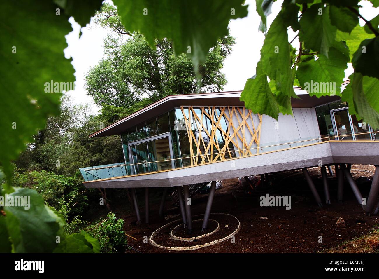 Nome lavoro: Maggies nuovo nuovo supporto del cancro apertura centrale a Churchill hospital. Si tratta di fronte all' ingresso principale, Testa centrale Claire Marriott (altezza con top bianco) e paziente Tracy Edwards (più breve con vestito blu ) sono raffigurati. Catchline: maggies lunghezza: Foto Stock