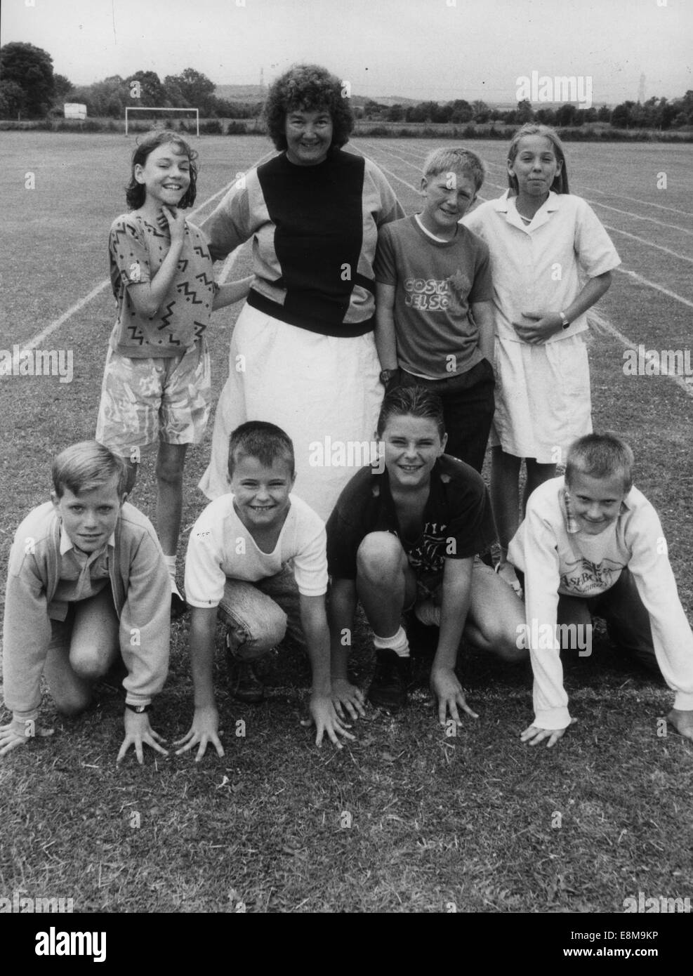 Memory lane 20.10.2014 CHOLSEY Quando Matteo Brooks, 11, sentito che BritainÕs sigilli sono stati minacciati da un virus in 1989, lui e la sua mamma, Diane, organizzato un sponsorizzati correre intorno al villaggio campo scuola. La Signora Brooks è raffigurato nella bancata posteriore con Matteo. Foto Stock Memory lane 20.10.2014 CHOLSEY Quando Matteo Brooks, 11, sentito che BritainÕs sigilli sono stati minacciati da un virus in 1989, lui e la sua mamma, Diane, organizzato un sponsorizzati correre intorno al villaggio campo scuola. La Signora Brooks è raffigurato nella bancata posteriore con Matteo. Foto Stock