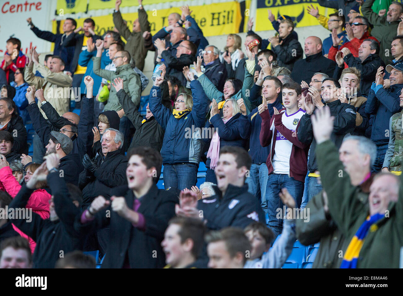 04/10/2014 Calcio: Oxford United v Newport Regno tenere per dare ai fan qualcosa da festeggiare. Catchline: Calcio: Regno v Newport Lunghezza: dps copia: Dave Pritchard Pic: Damian Halliwell foto Foto Stock