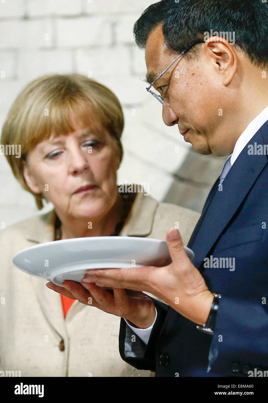 Berlino, Germania. 10 ottobre, 2014. In Germania il Cancelliere Angela Merkel (L) e la Cina del Premier LI Keqiang visita il Royal fabbrica di porcellana KPM (Koenigliche Porzellan-Manufaktur) a Berlino il 10 ottobre 2014. Credito: dpa picture alliance/Alamy Live News Foto Stock