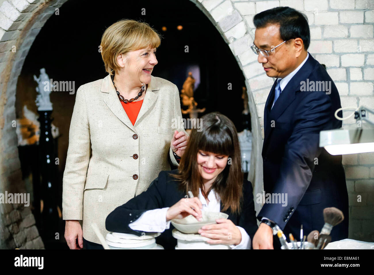 Berlino, Germania. 10 ottobre, 2014. In Germania il Cancelliere Angela Merkel (L) e la Cina del Premier LI Keqiang (R) visitare il Royal fabbrica di porcellana KPM (Koenigliche Porzellan-Manufaktur) a Berlino il 10 ottobre 2014. Credito: dpa picture alliance/Alamy Live News Foto Stock