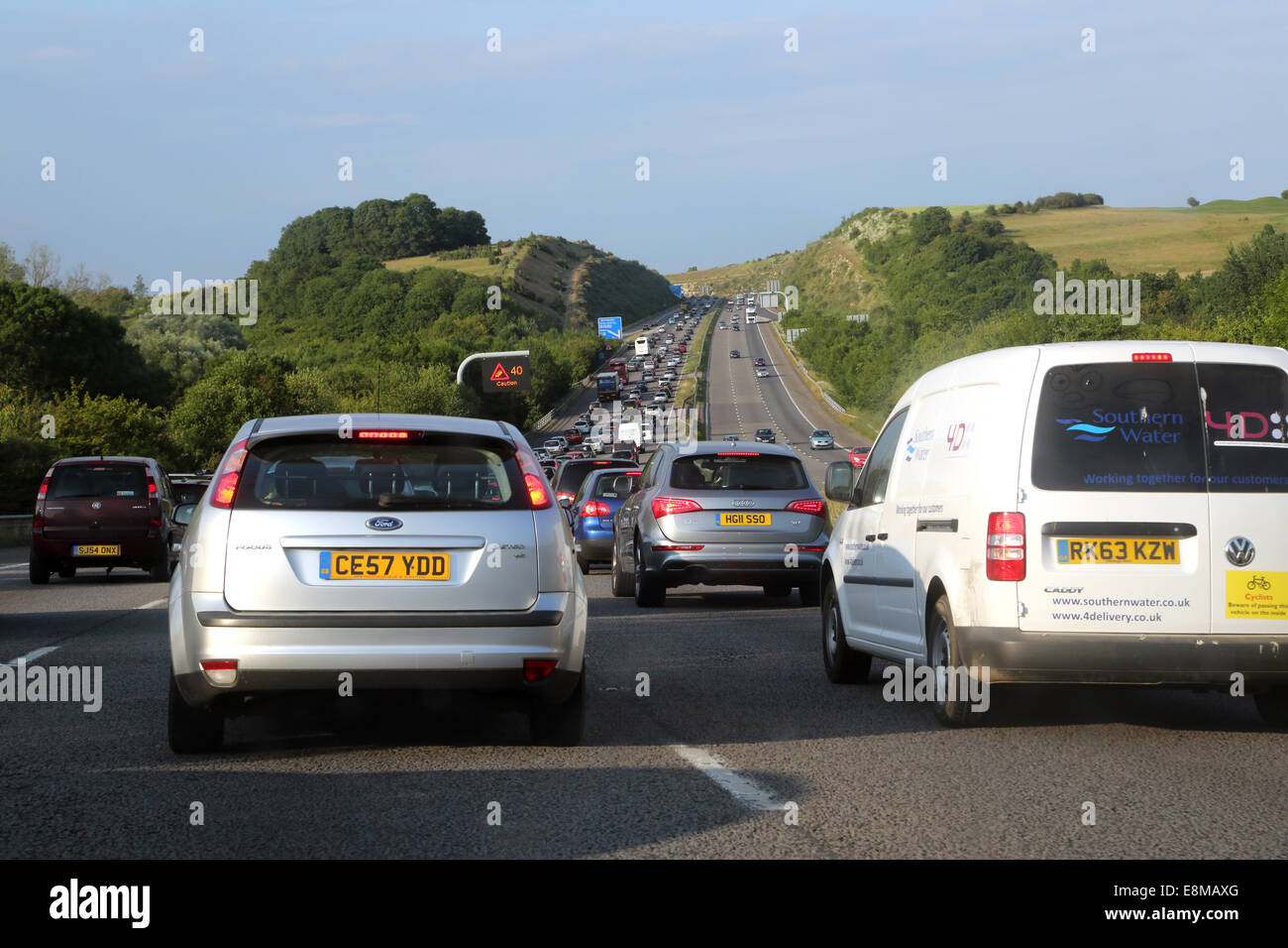 Movimento lento del traffico su autostrada M3 Hampshire Inghilterra Foto Stock