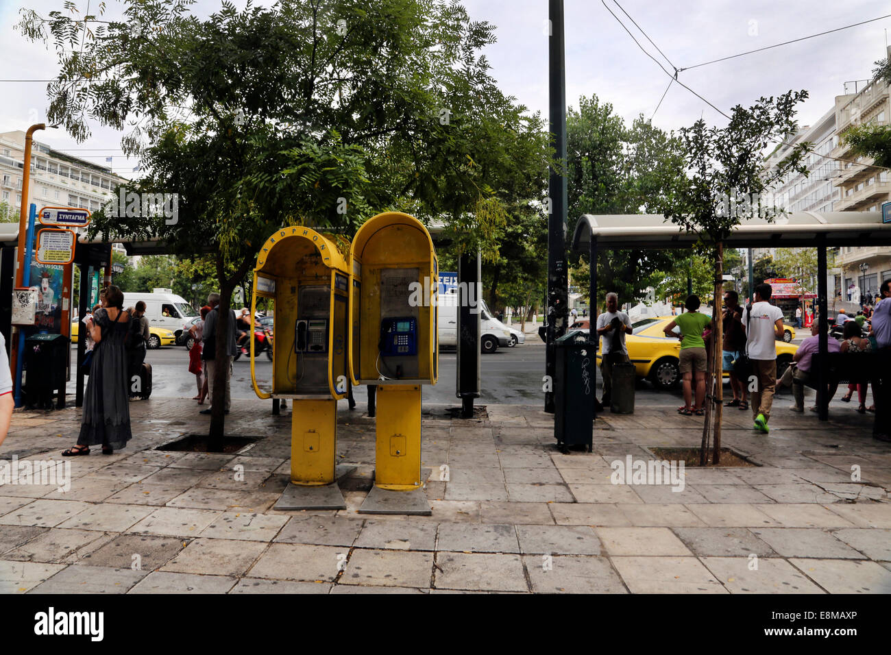 Atene Grecia Piazza Syntagma Telefoni pubblici dalla fermata bus Foto Stock