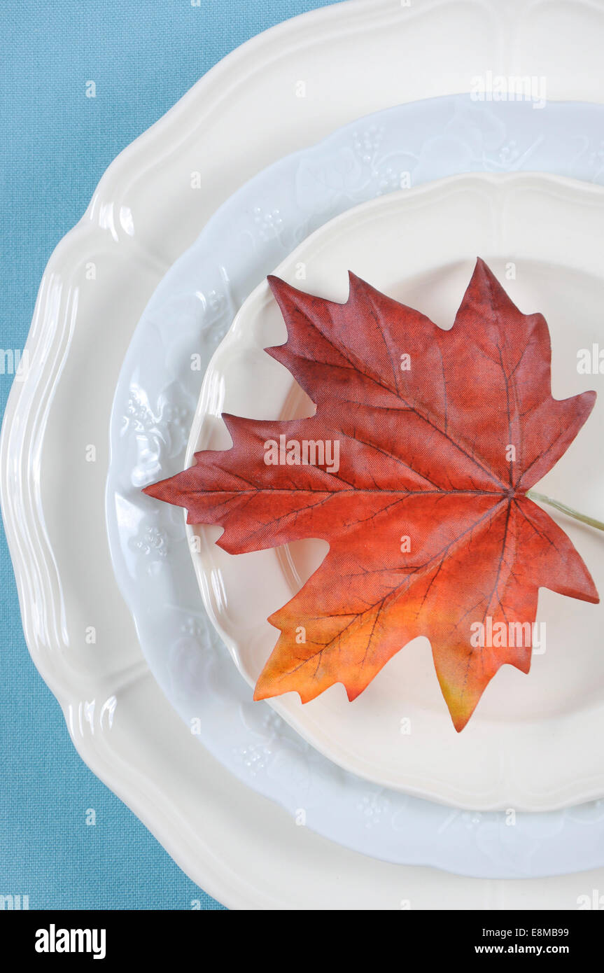 Felice ringraziamento tavolo da pranzo elegante luogo impostazione in pallide aqua blu e bianco tema con foglie di autunno. Verticale. Foto Stock