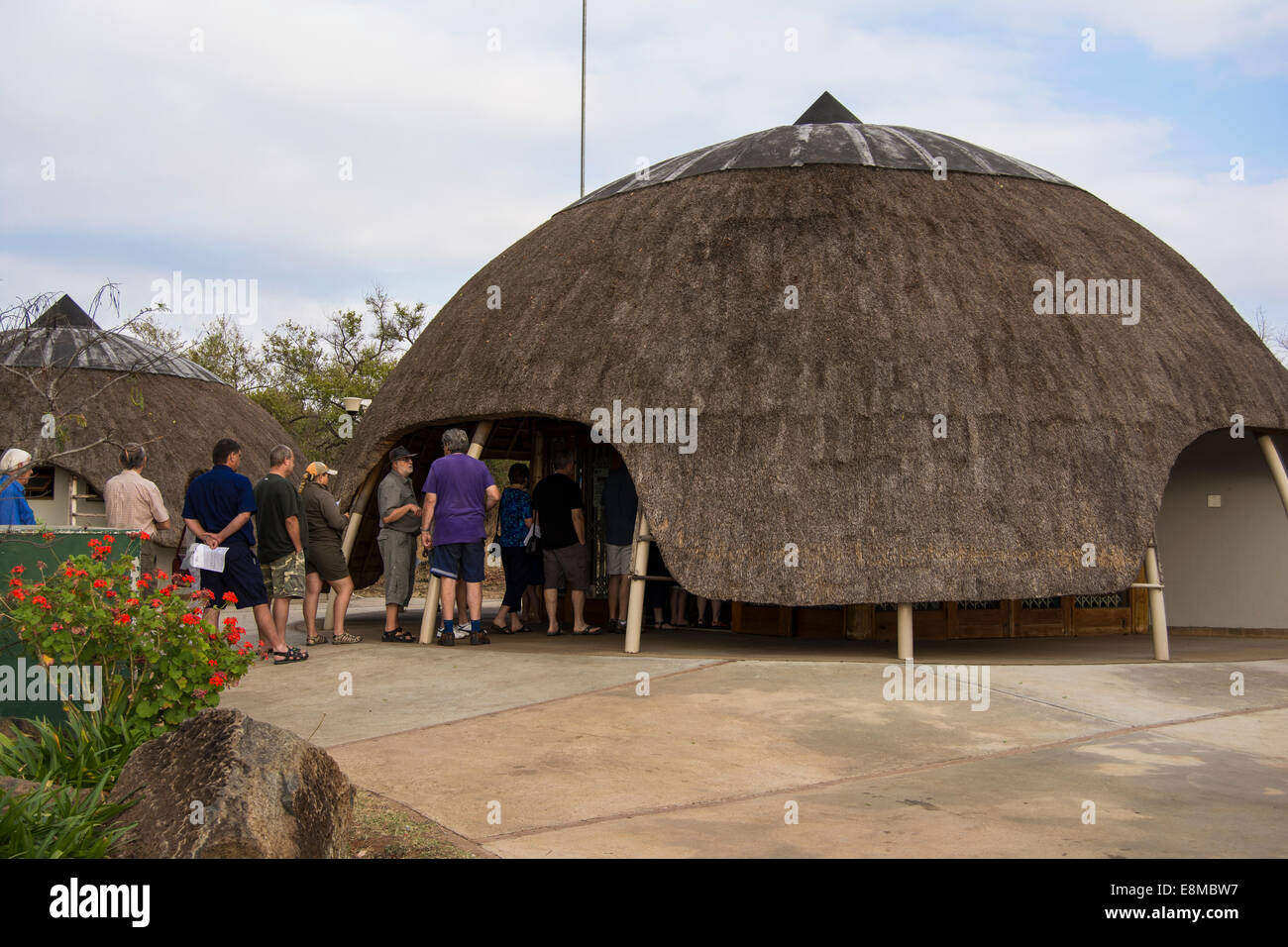 La gente in coda per entrare in Phabeni Gate Kruger National Park Foto Stock