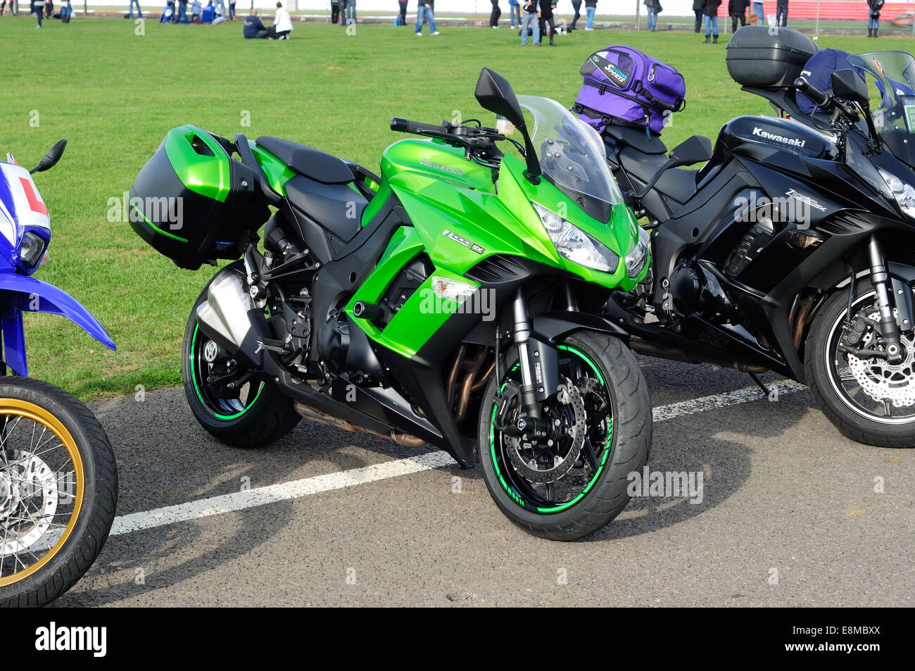 Parcheggiato motocicli - Kawasaki moto sportiva . Foto Stock