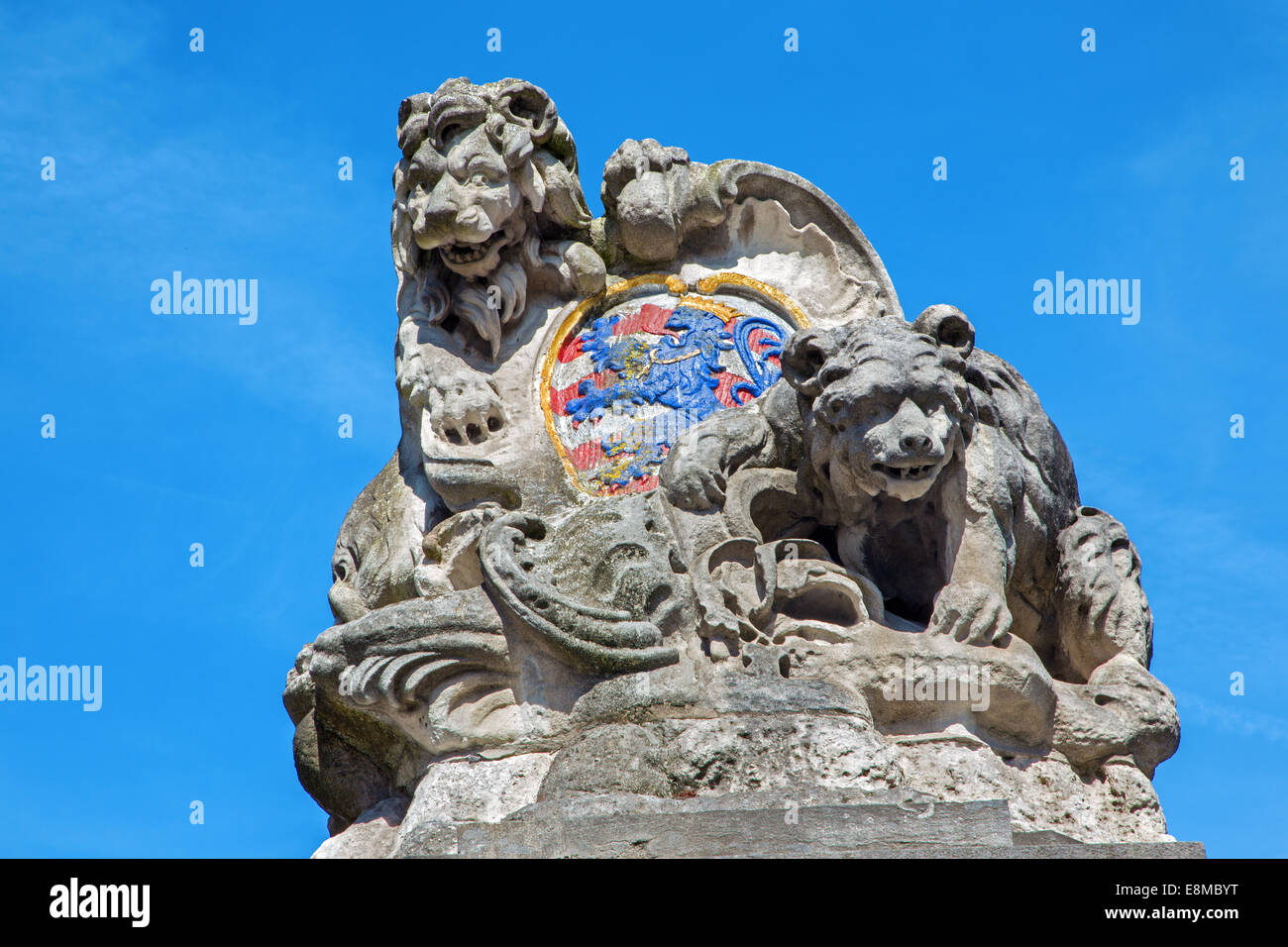 Bruges - le armi della città di Bruges (Lion e orso) sulla fontana. Foto Stock