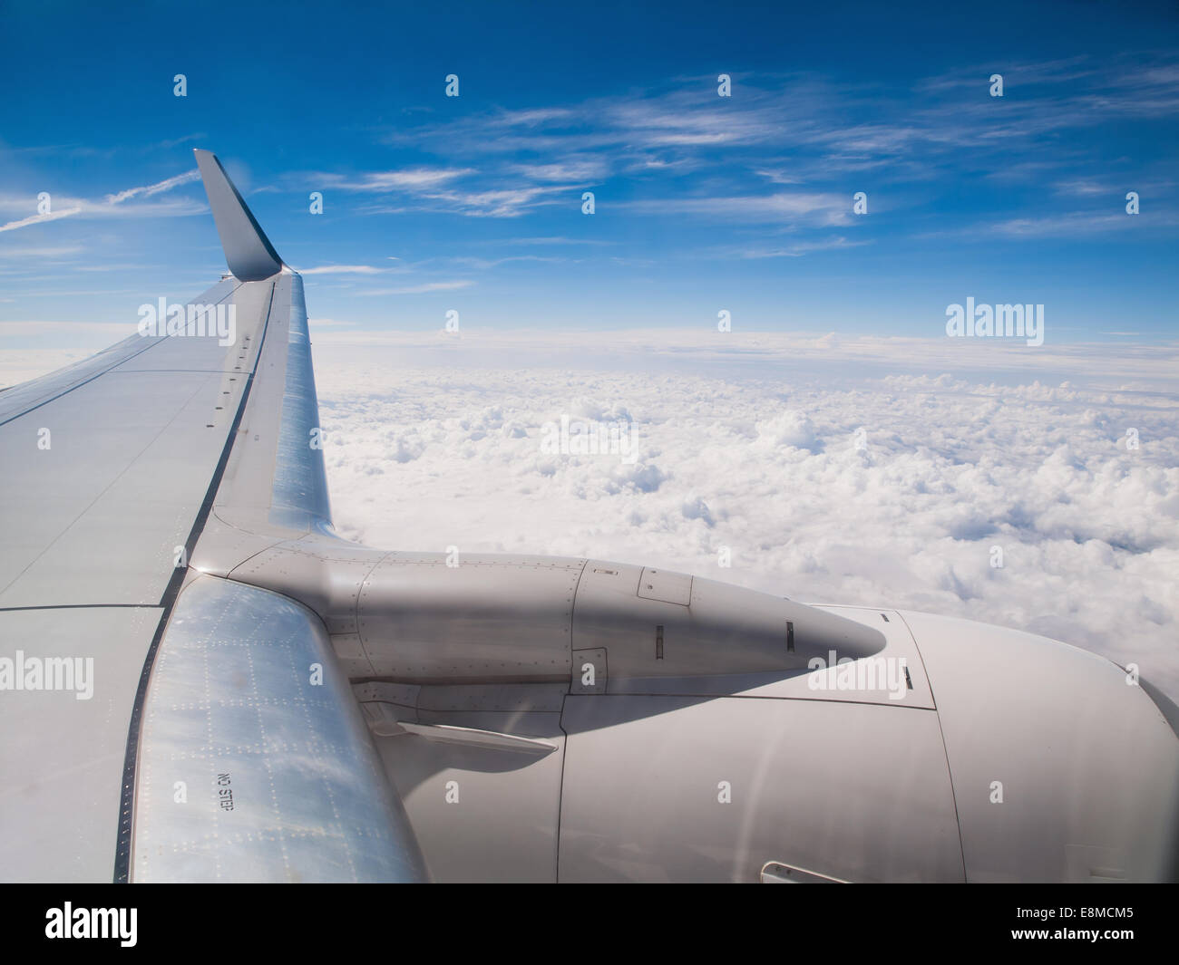 Aereo in volo, wing dettaglio in una giornata di sole. Foto Stock Aereo in volo, wing dettaglio in una giornata di sole. Foto Stock