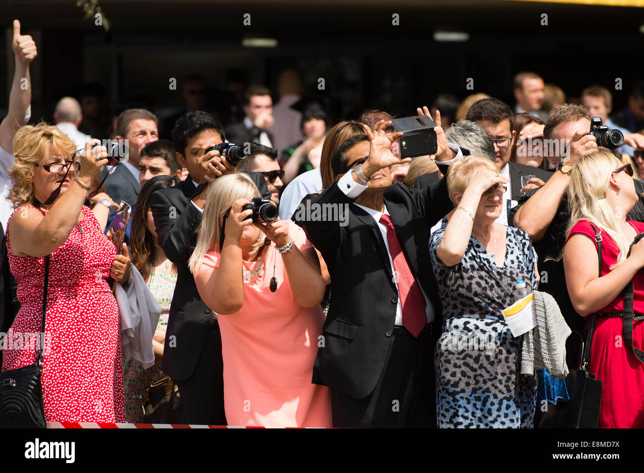 Orgogliosi genitori di fotografare i loro figli la laurea sul giorno di graduazione Aberystwyth University, Wales UK 2014 Foto Stock