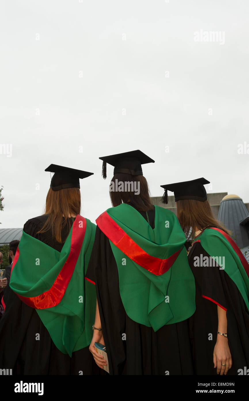 Tre studenti donne nei loro abiti tradizionali e schede di malta la laurea sul giorno di graduazione Aberystwyth University, Wales UK (BHZ) Foto Stock