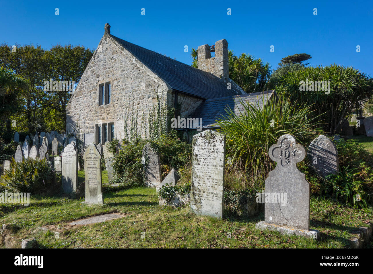 Vista della Città Vecchia chiesa e chiesa cantiere nella luce del mattino, Città Vecchia, St Mary, Isole Scilly Foto Stock