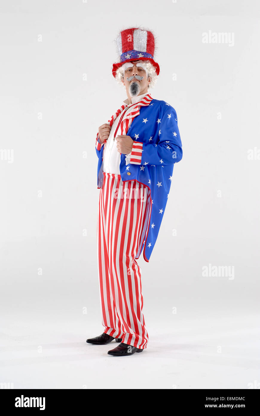 Uomo vestito come lo zio Sam nella commedia fancy dress costume, con stelle e strisce, top hat, code e pantaloni / pantaloni. Stati Uniti d'America. Foto Stock