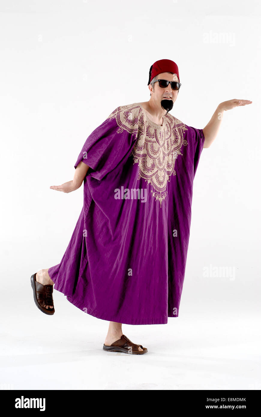 L'uomo in bagno turco / Middle Eastern fancy dress costume commedia  divertente in posa con fez hat Foto stock - Alamy