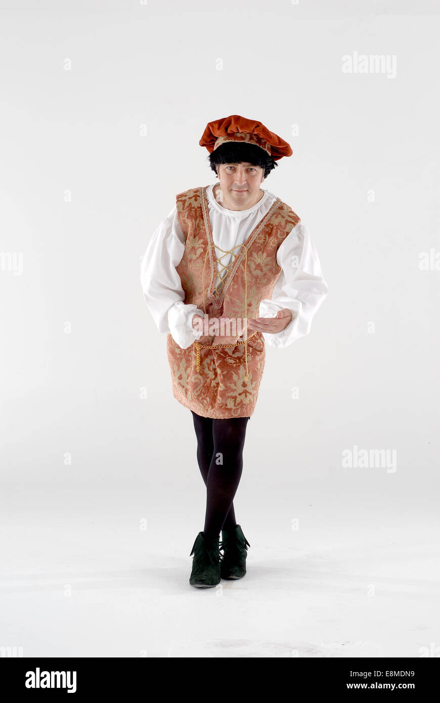 Uomo vestito in costume costume da commedia come un buffone di corte in  pieno costume storico in una fotografia in bianco Foto stock - Alamy