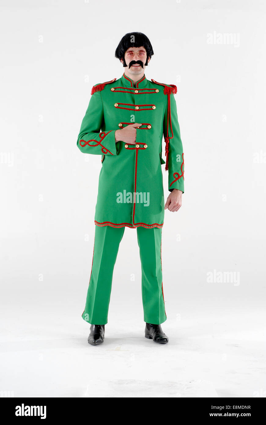 Uomo in costume costume di commedia in Sargent peperoni abbigliamento militare come i Beatles dalla loro famosa copertina album Foto Stock