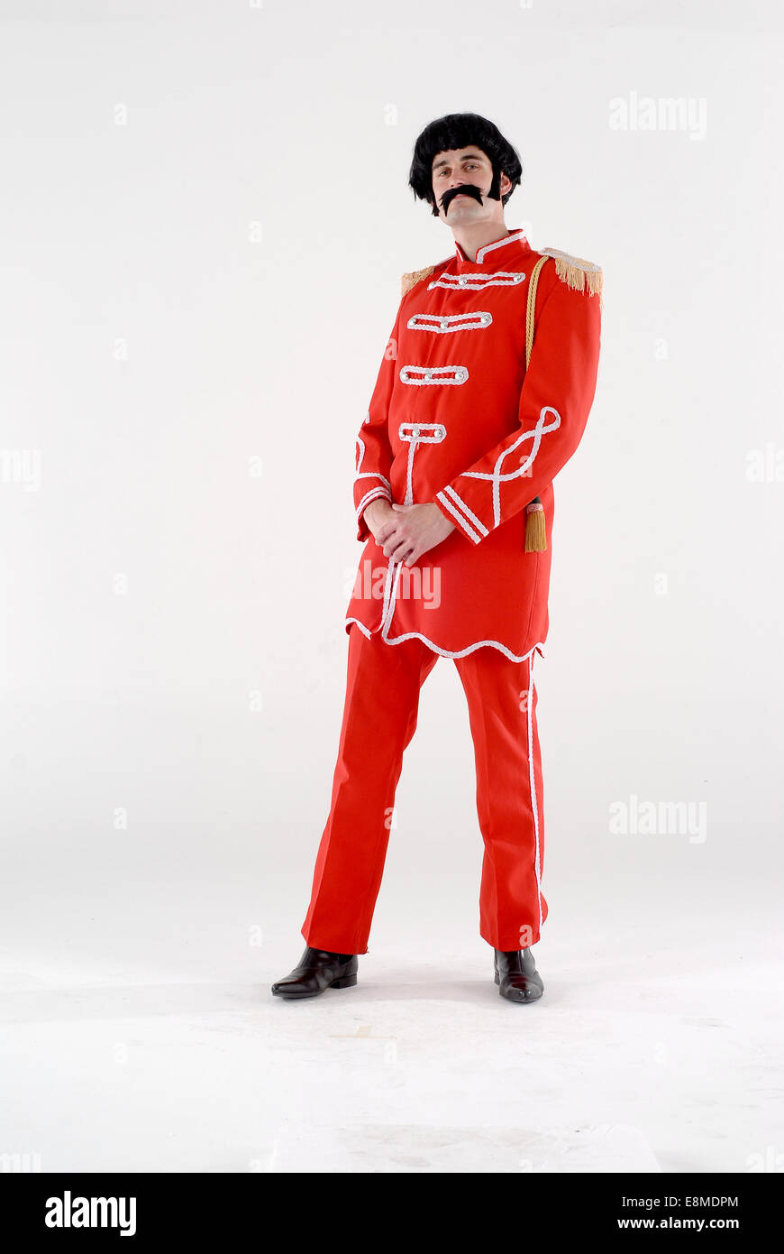 Uomo in costume costume di commedia in Sargent peperoni abbigliamento militare come i Beatles dalla loro famosa copertina album Foto Stock