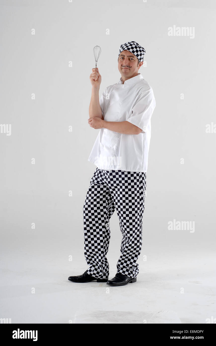 Uomo in costume, commedia costume, come uno chef, con pieno bianchi / cucina vestito o uniforme Foto Stock
