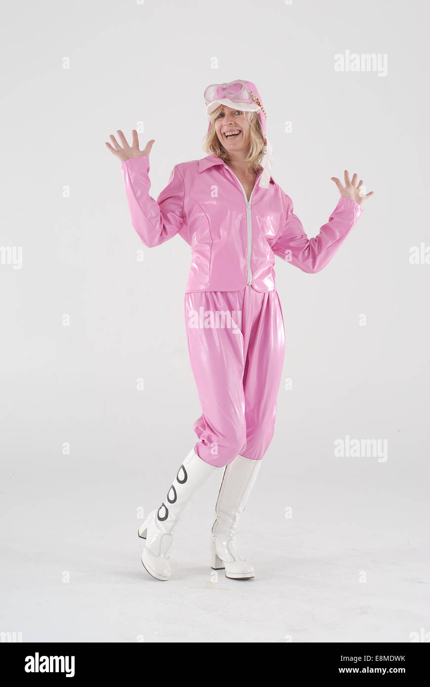 Donna in costume costume da commedia come Penelope Pitstop dal Wacky Racers serie di cartoni animati. Foto Stock